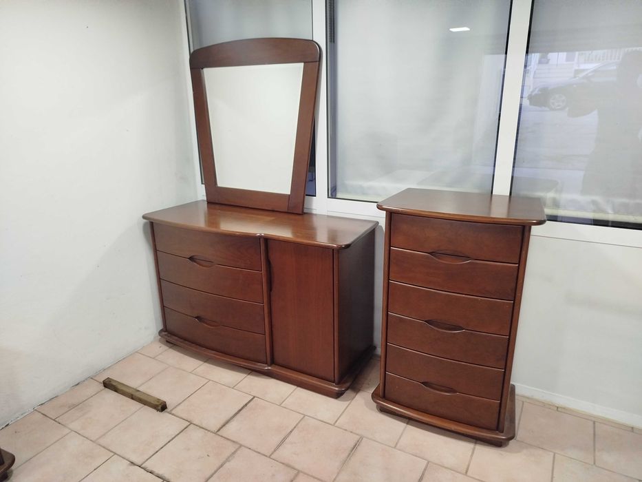 Mobília de quarto em pinho maciço
