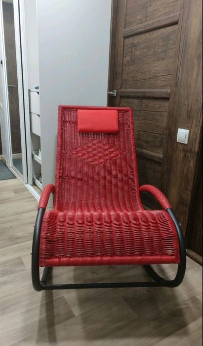 Продам крісло качалку з ротангу