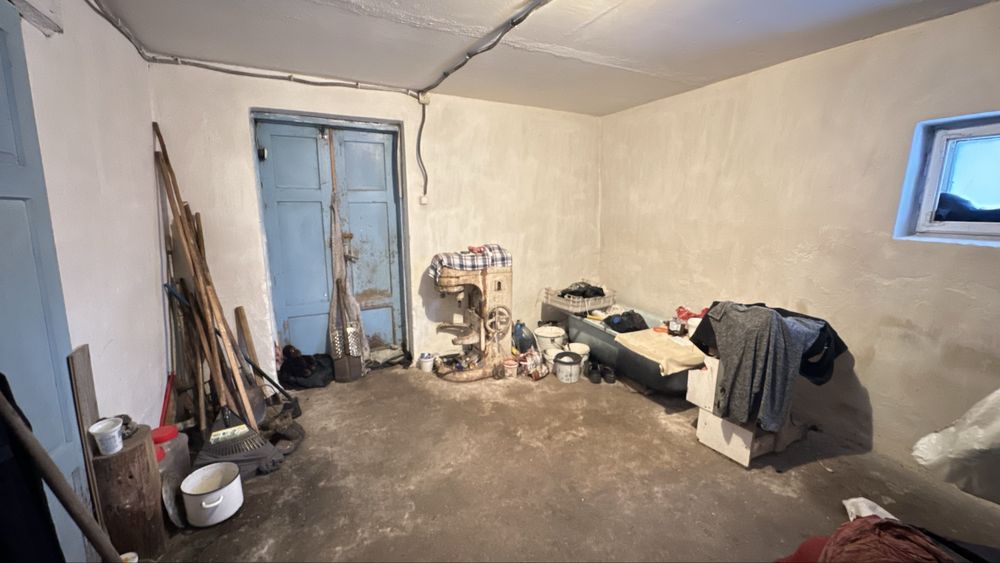 Добротний теплий будинок для життя біля лісу та річки