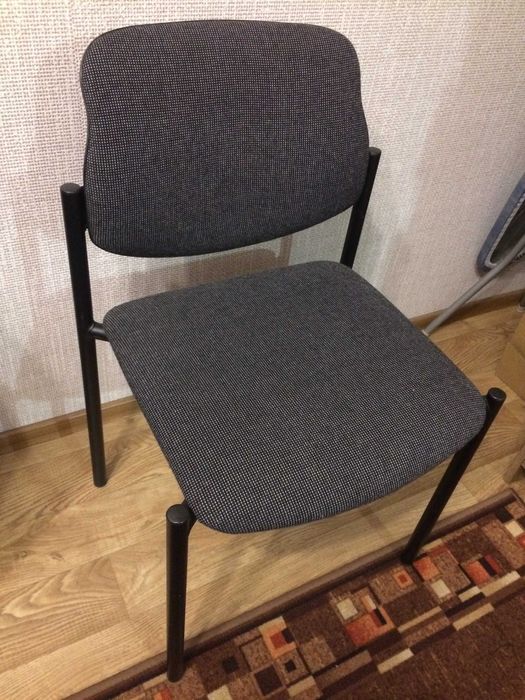 Krzesła Bakun - uniwersalne na czterech stalowych nogach.