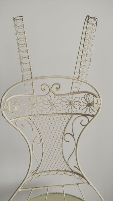 Suporte de bijuteria com silhueta feminina