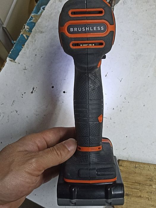 Aparafusadora Black + Decker completa