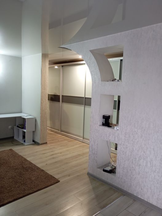 Трьохкімнатна квартира з сучасним ремонтом