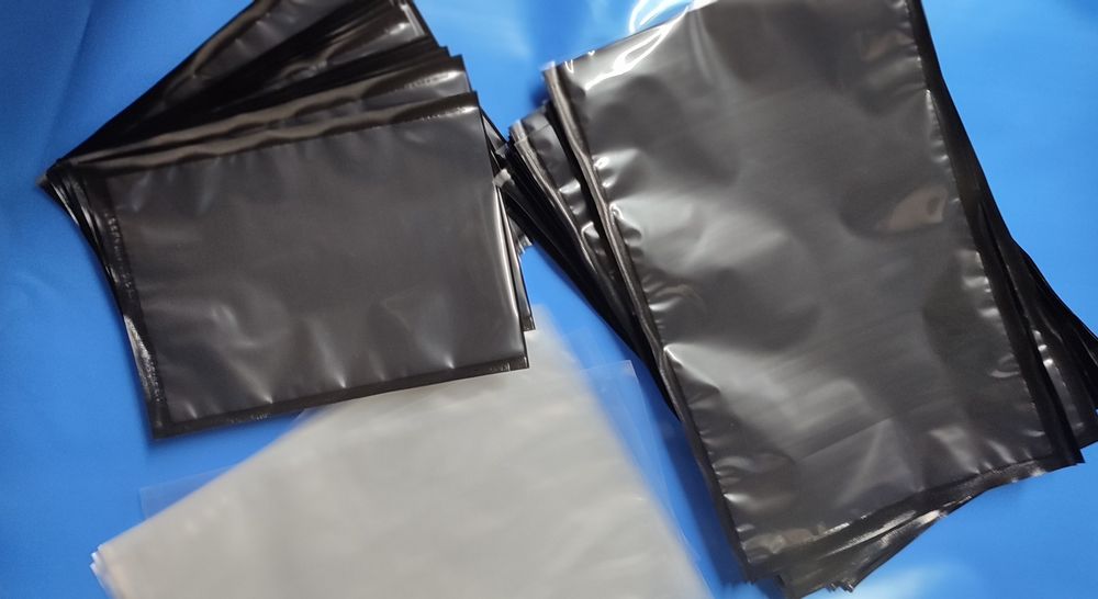 Пакети для вакуумної упаковки продуктів
 Гладкі