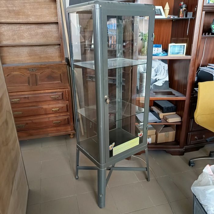 Vitrine de vidro e metal