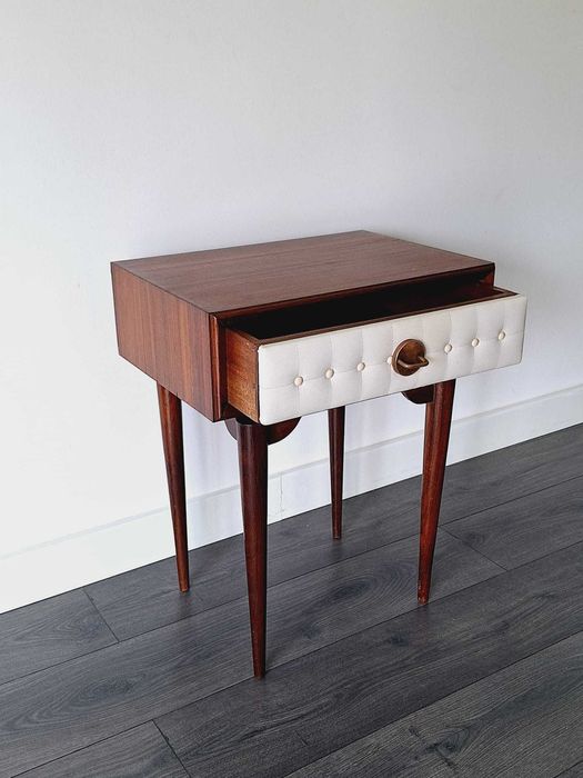 Mesa de cabeceira vintage. Vintage bedside table