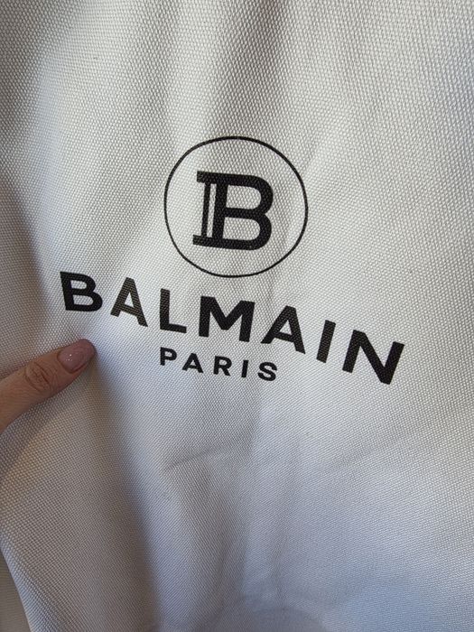 Оригінальний чохол-кофр Balmain для одягу (люкс якість)
​Опис:
Продаю