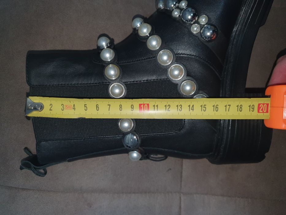 Черевики Zara з перлинними ремінцями.