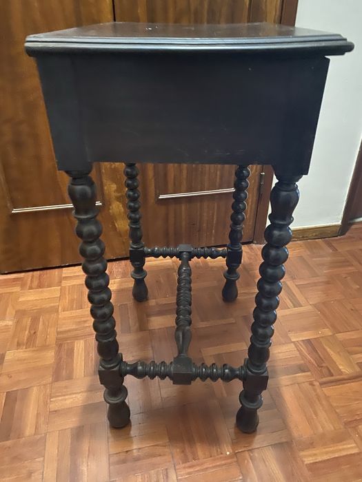 Mesinha de Apoio Vintage em Madeira Escura