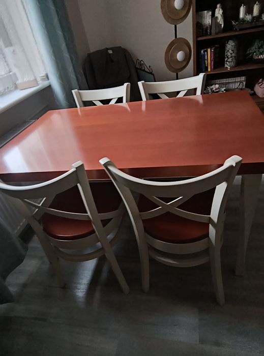 Sprzedam stół z krzesłami