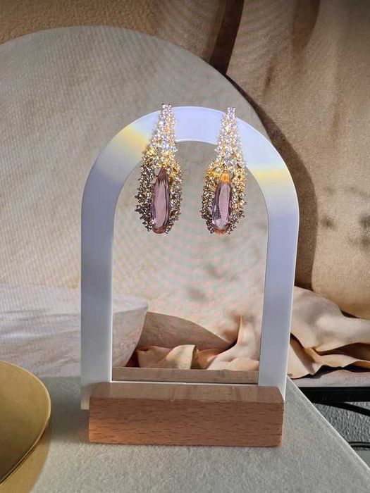 Brinco de festa Elegante | Microzircônias Pedra Rose | Banho Ouro 18k