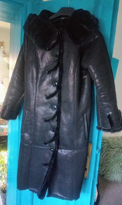 Kożuch czarny nabłyszczany z norką naturalną