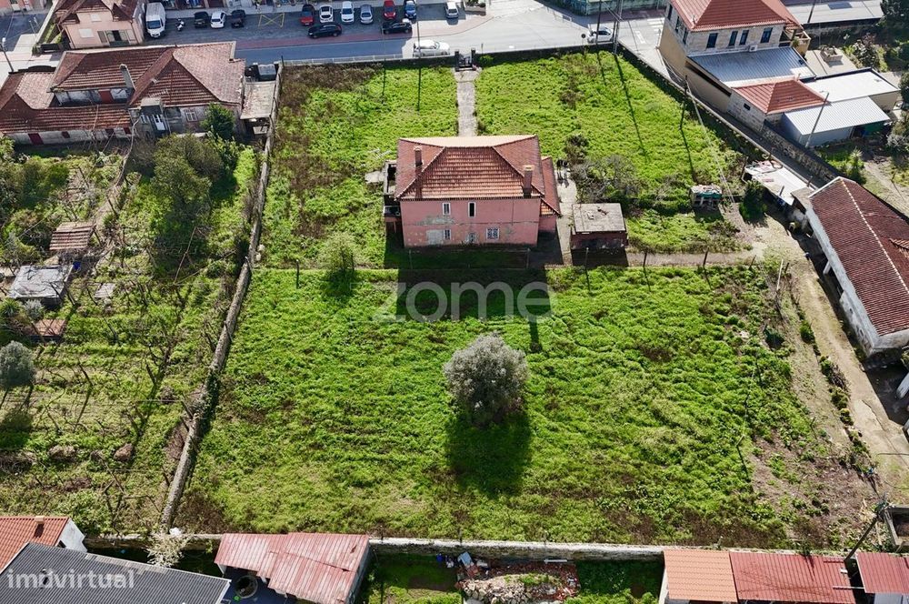 Mordia Individual T4 com 3666 m2 de terreno em Delães, V. N. Famali...