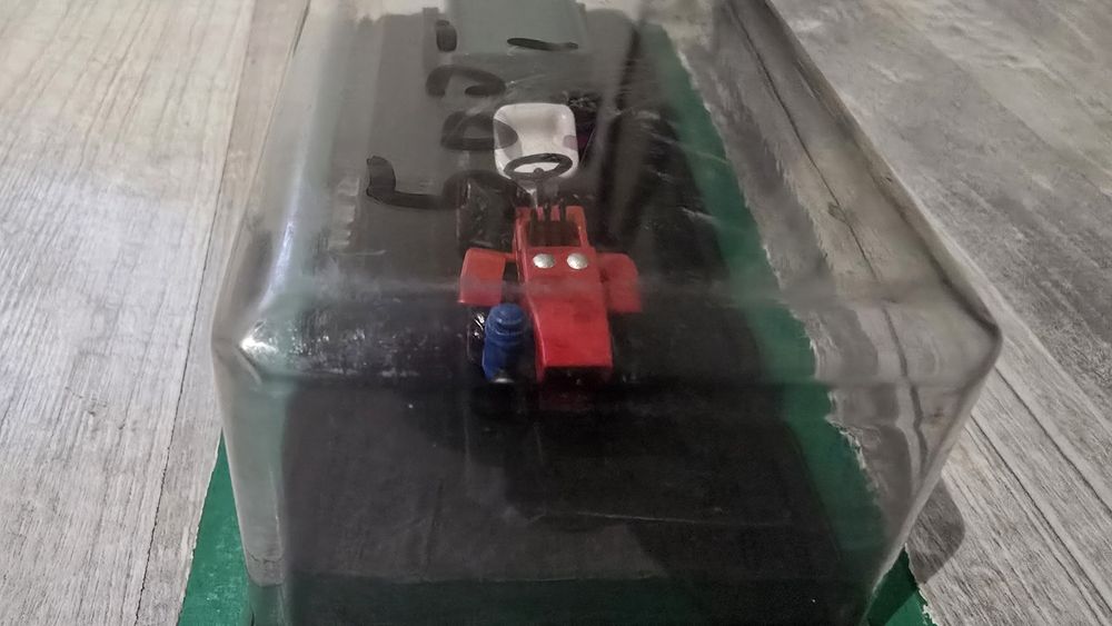 Traktor ogrodnicz TZ 4 K 14 z przyczepką w skali 1:43