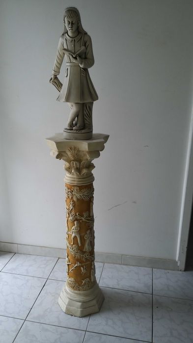 torre e estátua em ótimo estado