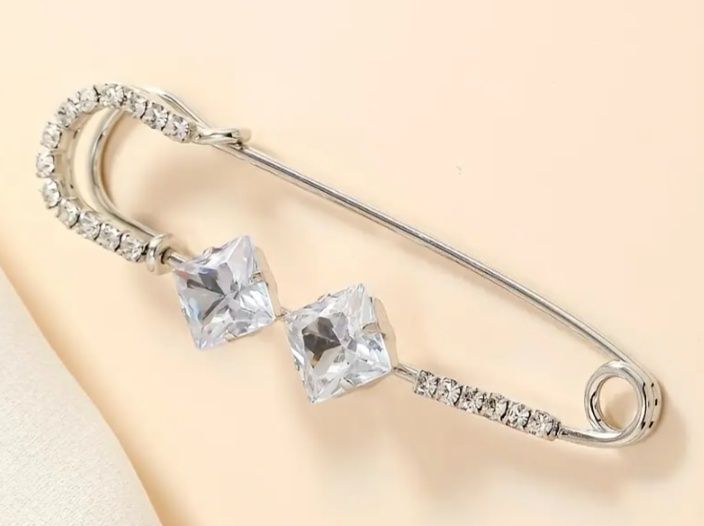 Брошки прикраси.