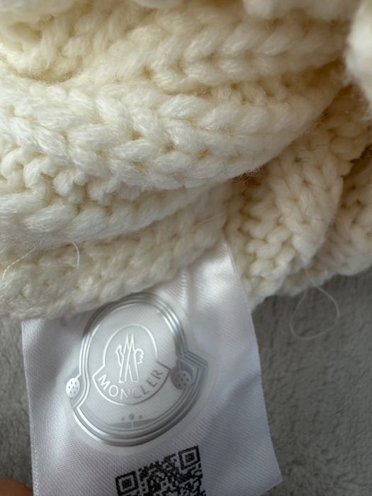 Czapka zimowa Moncler biała z pomponem