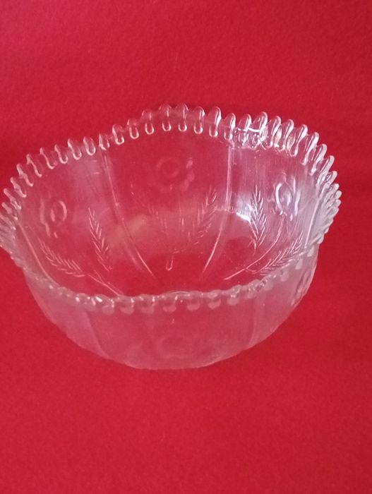 Saladeira em vidro trabalhado. Preço: 22,00€