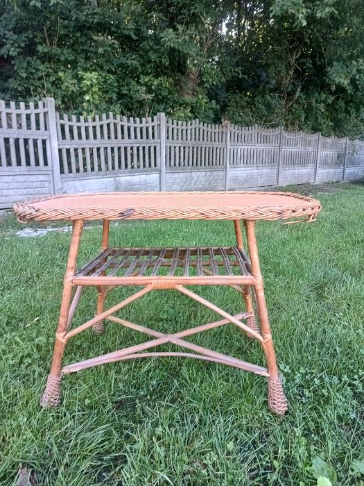 Wiklinowy stół ogrodowy