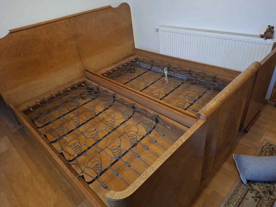 Duże stare łóżko dębowe