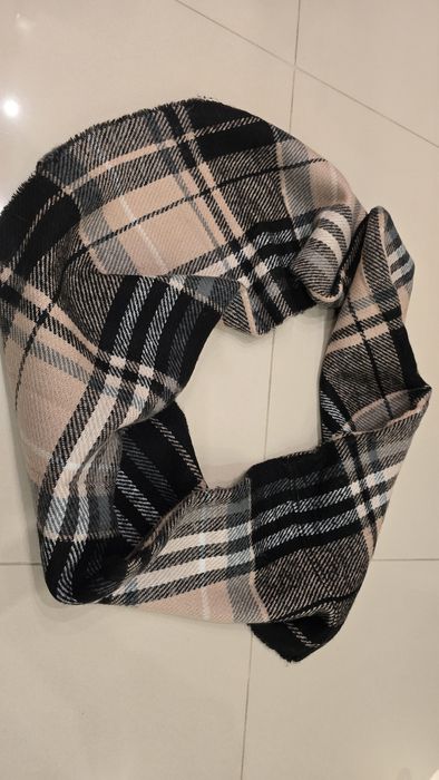 Ciepły zimowy szal komin w kratę.