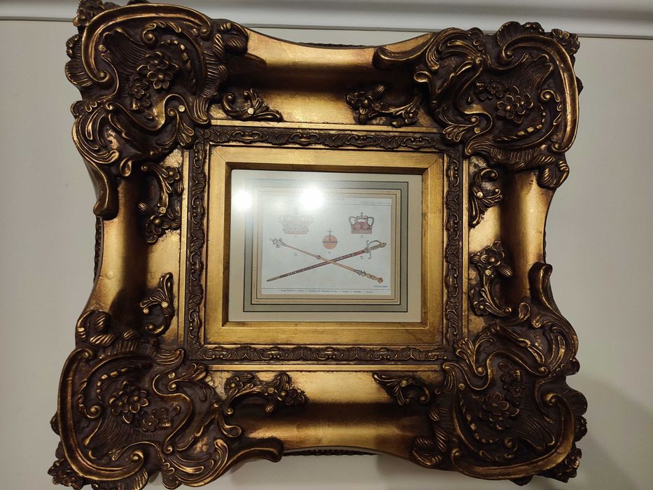 Quadro dourado com moldura trabalhada
