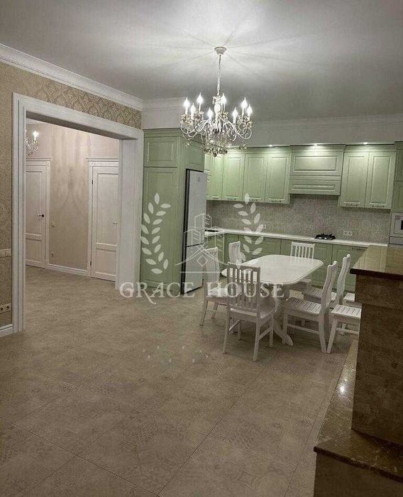 Новий котедж на БЕРЕЗІ ОЗЕРА з РЕМОНТОМ, з охороною у КМ. с. Романків