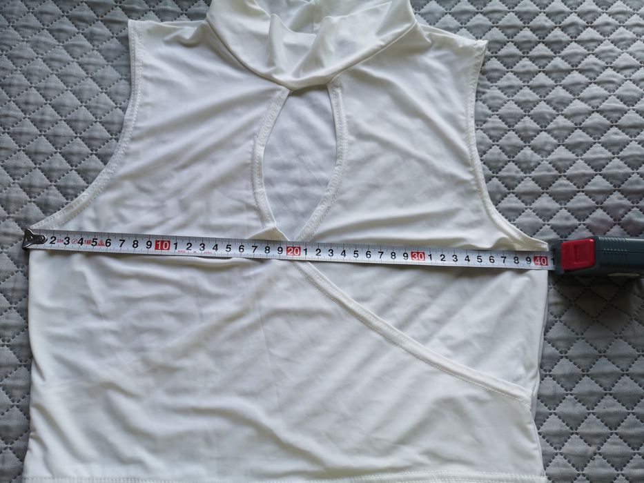 Krótki biały top Boohoo Night z wycięciem dekoldem rozmiar 42stan bdb