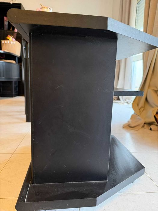 Caixa de vidro usada, com estrutura preta