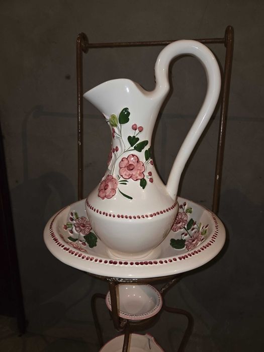 Antiguidade - Lavatório antigo em cerâmica com suporte