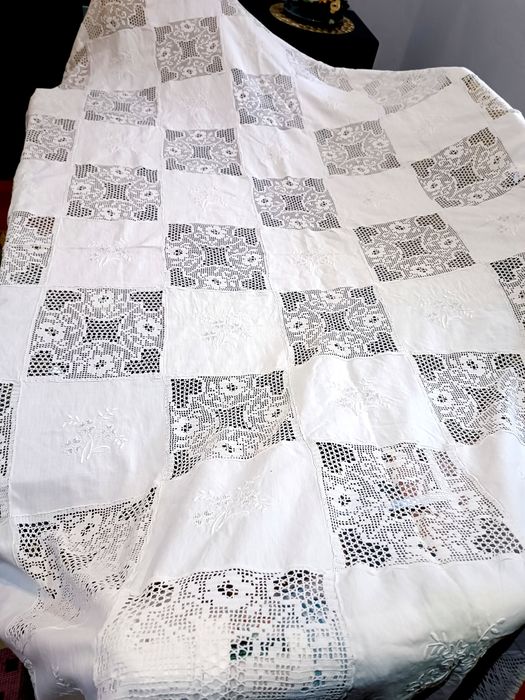 Grande toalha de mesa.