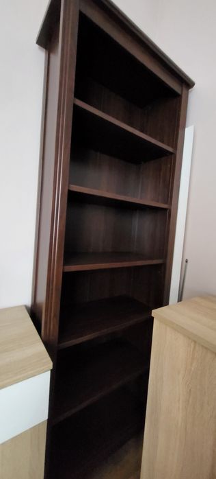 Ciemny słupek i komoda