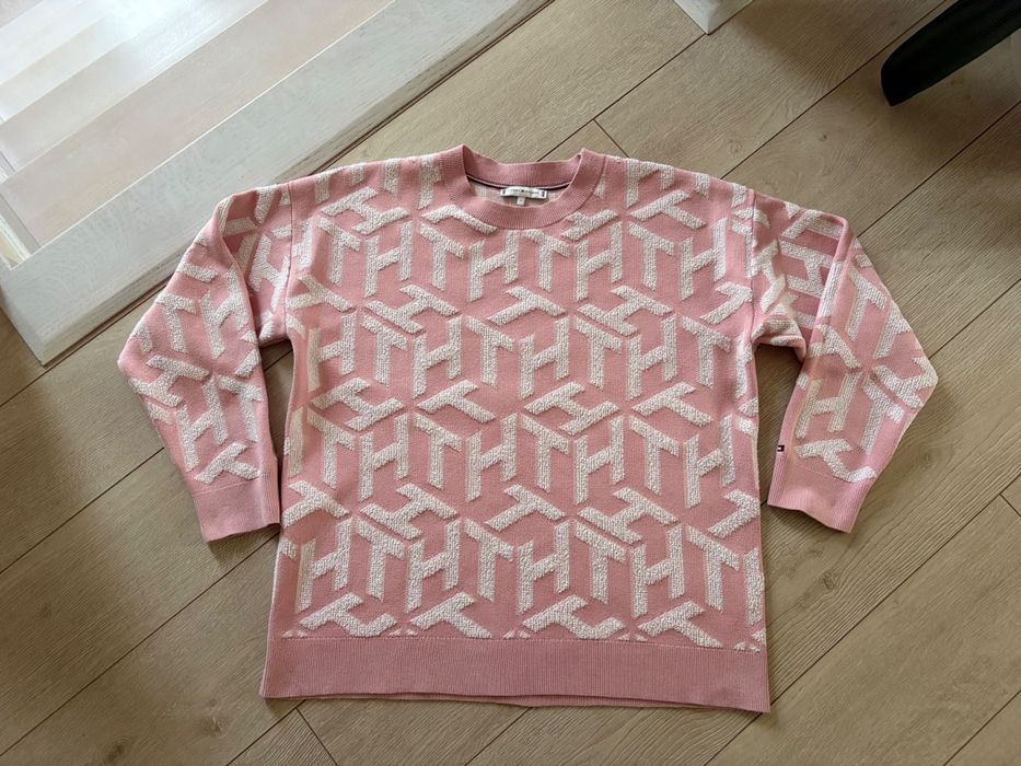 Tommy Hilfiger sweter TH big cube M pudrowy róż Logo bawełna old money relaxed viral vintage hit