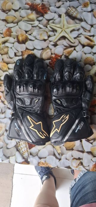 Luvas Alpinestares e capacete MT.