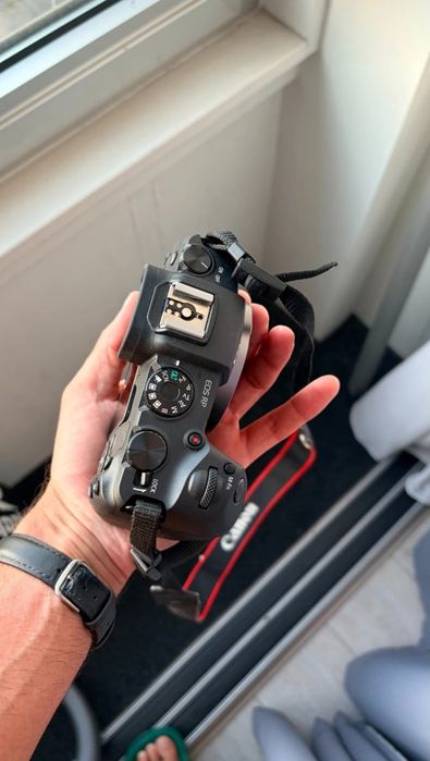 Canon EOS RP + Lente RF 24-50mm + 5 baterias e carregadores