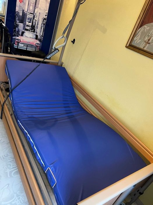 Łóżko rehabilitacyjne elektrycznie regulowane.