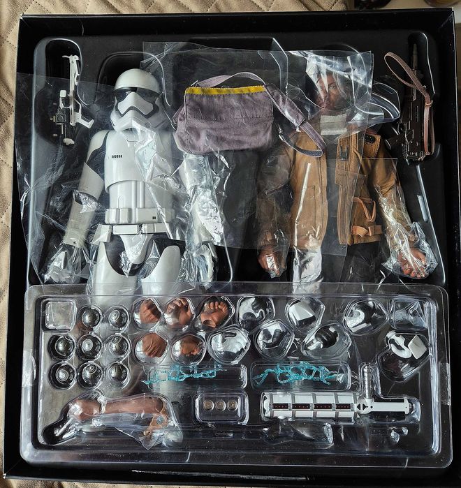 Star Wars 1/6 The Force Awakens Finn Stormtrooper Set Hot Toys MMS346