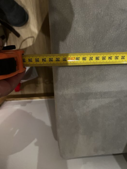 Sofá sala de estar cinza com pufs