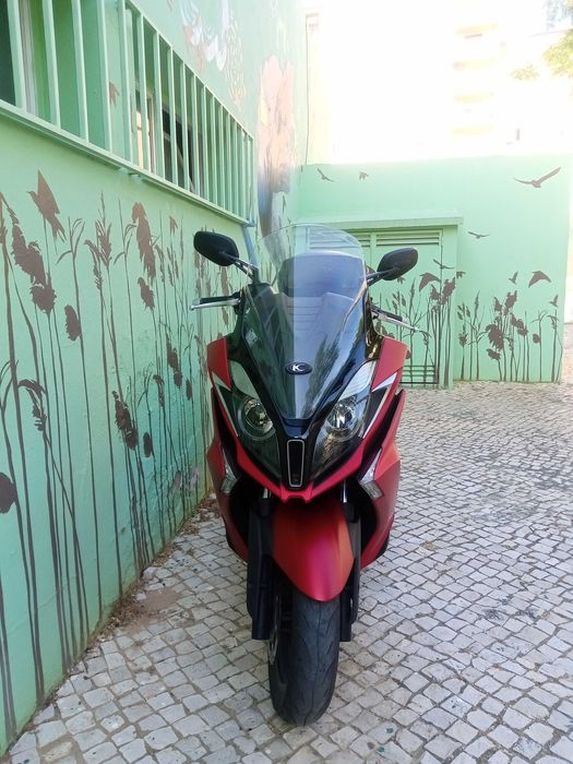 Venda de uma boa, linda e económica MaxiScooter Kymco SuperDink 350.