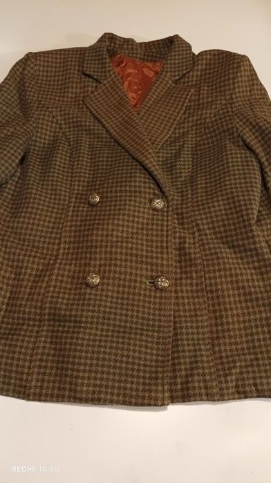 Conjunto de senhora blazer e saia em tons de castanho, tamanho L