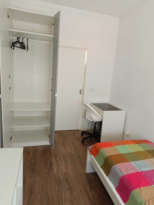Alugo quarto estudante universitária em Algés, junto ao Mercado