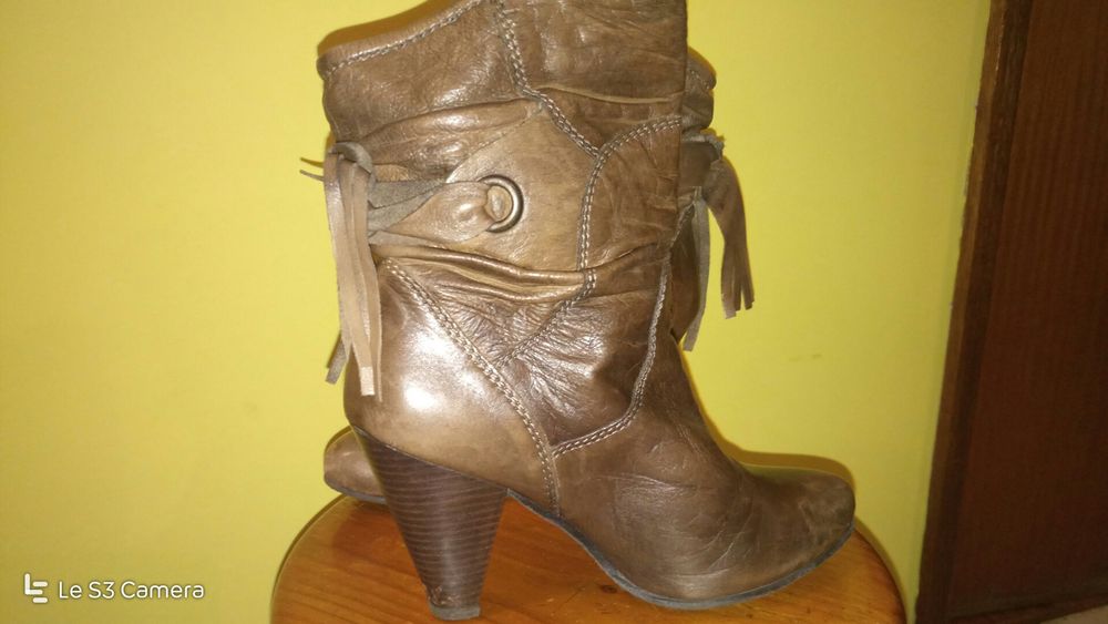 Botins castanho brilhantes, em pele, forrados a têxtil, como novos