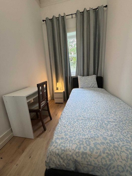 Quartos para solteiros, ótima localização, despesas inclusas