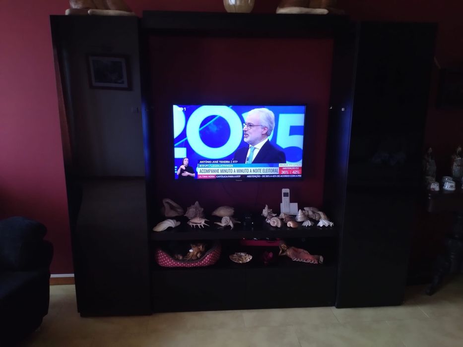 Móvel Moderno Preto com Portas Espelhadas