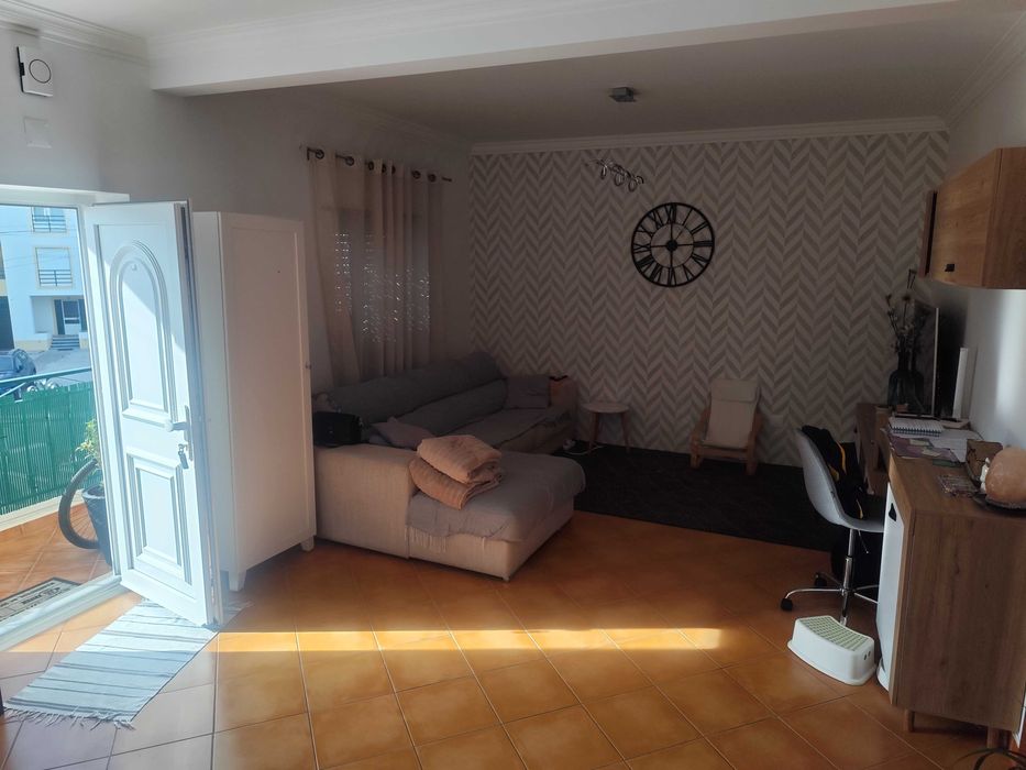 T3+1 duplex renovado em Santa Cruz, arrendamento temporario de Outubro de 2026 a Maio de 2027