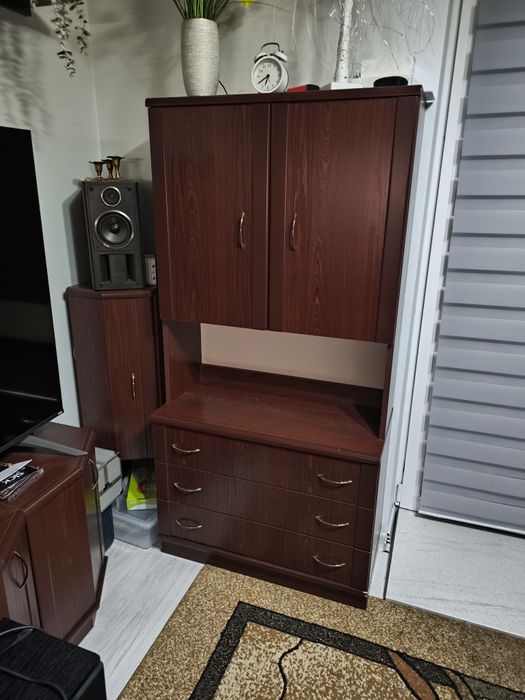 Regał z witryną w dobrym stanie