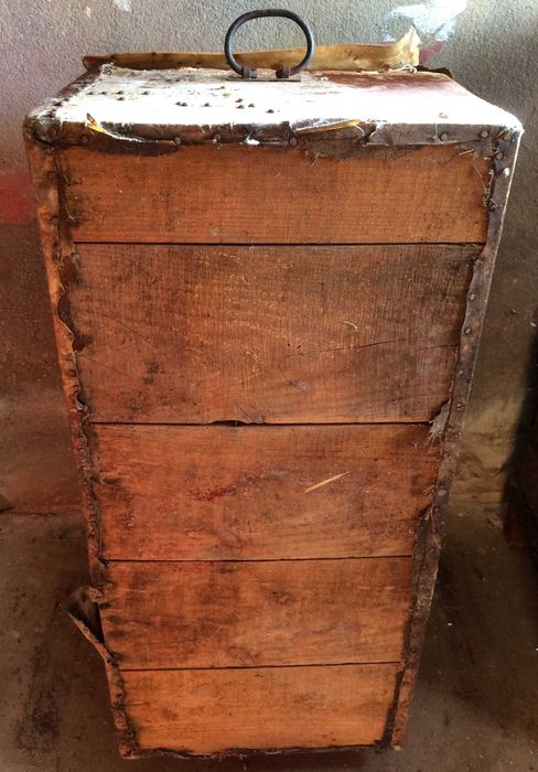 Arca antiga forrada a pele de vaca