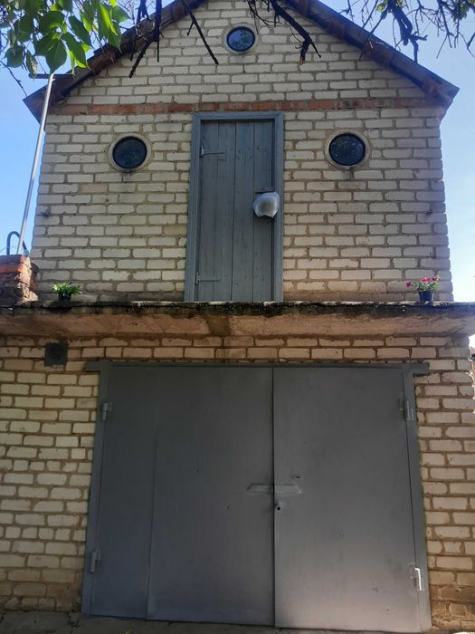 Продам 2х поверховий гараж в центрі міста.