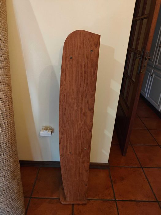 Suporte em madeira para DVD