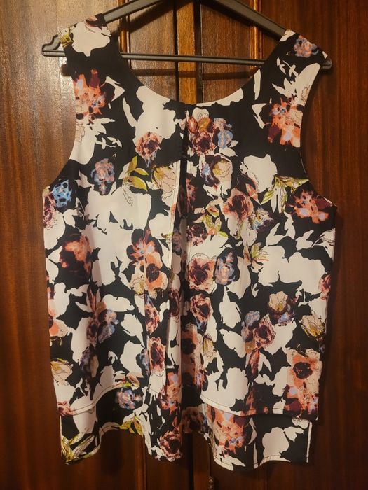 Blusa com padrão flores da Tiffosi.